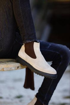 Dress them up or down, these beige suede Chelsea boots are a versatile addition to any wardrobe. Pair them with jeans for a casual look or chinos for a more polished style. 

#chelseaboots #mensshoes #suede #beige #versatile #style #fashion