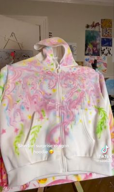 Spray Paint Clothes Ideas, Airbrush Sweatshirts, Air Brush Clothes, Airbrushed Clothes, Airbrushed Hoodie, Airbrush Aesthetic, Diy Hoodie Ideas, Airbrush Fashion, Airbrush Hoodie