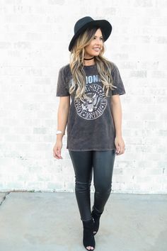 Band Tee Style, Gig Outfit, Concert Attire, Rock Outfit, Thrift Fashion, Tee Outfit, Tshirt Outfits