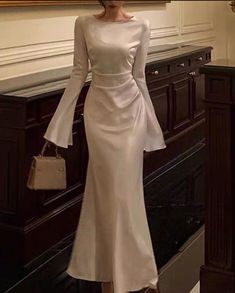 Prom Dress W Sleeves, Evening Midi Dresses Elegant, Long Sleeve Modest Dresses, Elegant Winter Dresses Classy, Guest Wedding Dress Winter, Modest Party Outfit, Modest Graduation Dress, Elegant Outfit Dress