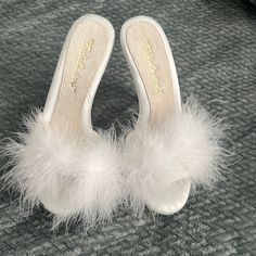 Gorgeous White Feather Heels Brand New. White Fur Heels, White Feather Heels, Heels With Feathers, Prom Shoes White, Heels With Fur, Fur High Heels, White Heel Boots, Girly Heels, Fluffy Heels