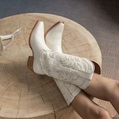 // b o o t s Snip Toe Cowgirl Boots, Tall Cowgirl Boots, Western Boots Outfit, Winter Boots Outfits, White Cowboy Boots, Bota Country, Womens Cowgirl Boots, Glamour Vintage