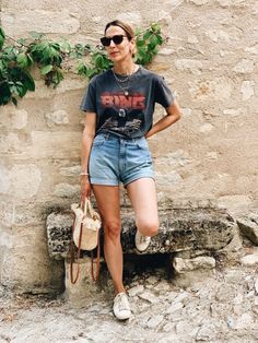 Comment porter le short en jean en été ? - Le Dressing Idéal Jean Beige, Sweat Vintage, Outfit Vintage, Denim Short, Short En Jean, Summer Time, Denim Jeans, Porter, Denim Shorts