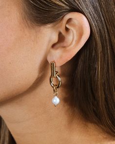 Elevate your jewelry collection with our Giselle Pearl Door Knocker Stud Earrings. These drop studs feature a stunning pearl dangle, adding a touch of elegance to any outfit. With a polished finish, these luxurious earrings are perfect for those who appreciate sophistication and refinement. Materials: 14K gold or rhodium plated brass, faux pearl Features: 2" stud, 13mm max width, 7x9mm pearl, Lead and Nickel free, post back Luxurious Earrings, Solid Gold Bracelet, Luxury Earrings, Statement Drop Earrings, Door Knocker, Mens Accessories Jewelry, Men Earrings, Free Post, Earring Sale