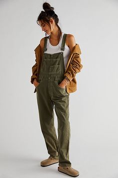 Green Overalls Outfits, Overalls Outfits, Green Overalls, Overall Outfit, Overalls Outfit, Mode Inspo, Overalls Women, Denim Overalls, Pocket Detail