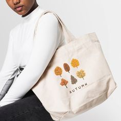 Fall Tote Bags Diy, Fall Tote Bag Painting Ideas, Bible Study Crafts, Autumn Tote Bag, Tote Bag Ideas, Minimalist Embroidery, Minimalist Autumn