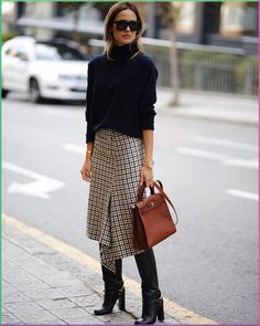 A Stylish Work-Ready Way to Wear a Plaid Midi Skirt — @ariviere in a Turtleneck Sweater, Hermes Bag, and Knee-High Boots - really love the front pleat detail on this plaid skirt Casual Chic Outfits, Skirt Inspiration, Look Office, Casual Chique, Skirts With Boots, Elegante Casual, Winter Outfits For Work, Casual Chic Outfit, 가을 패션