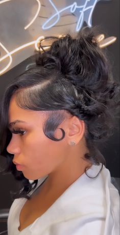 Wand Curl Updo Hairstyles, High Curly Bun Black Women, Pin Up Quickweave, Up Do’s, Bun Black Women Hairstyles, Mid Length Curly Hairstyles Updo, Updue Hairstyles, Updos For Medium Length Hair Black Women, Messy Updo Black Women