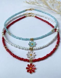 Gorgeous, beaded flower charm choker/necklace, perfect for any occasion. Handmade with 4mm, red, white, and baby blue glass seed beads. I offer seven different lengths. If you would like a necklace like this but with a different color combo, please message me. Each necklace is handmade carefully to ensure durability so you can wear it everyday. My business thrives on Customer Satisfaction Please do not hesitate to reach me if there is something wrong with your purchase. I will try my best to mak Seed Bead Charm Necklace, Seed Bead Necklace Diy, Necklace Ideas Handmade, Seed Bead Jewelry Ideas, Simple Beaded Necklace, Y2k Flower, Seed Beaded Necklace, Beaded Chocker, Simple Beaded Necklaces