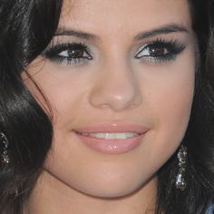 selena-gomez-makeup-2010-08-08 2000 Makeup, Eyeshadow Silver, Pale Pink Lipstick, Glossy Lips Makeup, Selena Gomez Makeup, Space Makeup, Makeup Photos, Silver Eyeshadow, Selena Gomez Photos