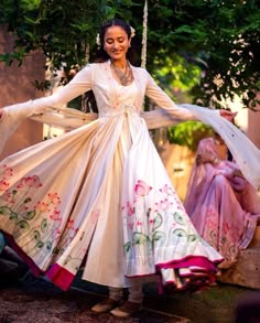 Anarkali Dress Ideas, Dupatta Style, Trendy Outfits Indian, Anarkali Dresses, Embroidered Anarkali, Anarkali Dress Pattern, Fashionable Saree Blouse Designs, Long Dress Design, Indian Dresses Traditional