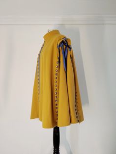 Inspired by a 1632 original in the Rijks Museum, this cloak can be fastened in various ways to become a wide tabard or a short cape with or without arm openings, similar to a fencing cape, thanks to its rows of buttons and buttonholes. The detachable sleeves also offer the option of wearing it as a vest or overvest. It is made of woolen fabric and lined with cotton. It is completely handmade and made to measure. The main color can be chosen from the color chart included, as well as the color of Musketeer Costume, Cape Costume, Historical Reenactment, Detachable Sleeves, Beaded Bags, Adult Costumes, 17th Century, Fencing, Cloak