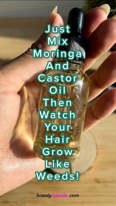 Two hair growth heavy weights - combine them easily like this to make your potent moringa and castor oil for hair growth mix - double power to grow your hair faster! Ways To Grow Hair, Grow Your Hair Faster, Herbs For Hair Growth, Hair Growth Tonic, Herbs For Hair