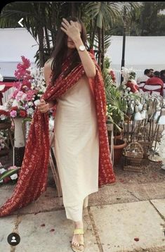 Simple Dresses For Indian Wedding, Chudi Back Designs, Traditional Outfits Indian Women, Simple Elegant Suits Indian, Simple Plain Suit Designs, Plain Indian Outfits, Simple Plain Saree Look, Simple Indian Party Wear, Elegant Traditional Outfits