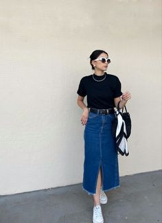 Midi Jean Skirt Outfits Summer, Jeans Skirt Outfit Summer, Skirt And Sneakers Outfit Casual, Long Skirt Casual Outfit, Jeans Midi Skirt Outfit, Black Jeans Skirt Outfit, Midi Jeans Skirt Outfit, Denim Skirt Outfit Casual, Long Skirt Ideas