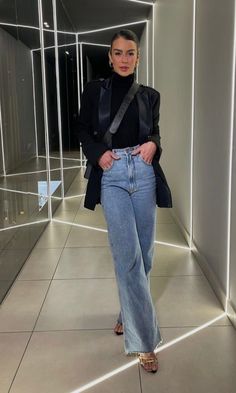 5 Peças Básicas Para Começar Um Armário Inteligente Rápido – Mais Que Elegante Jeans Reto, Straight Jeans Outfit, Cold Outfit, Casual Party Outfit, Lawyer Outfit, Look Jean, Leather Jacket Outfits, Elegante Casual