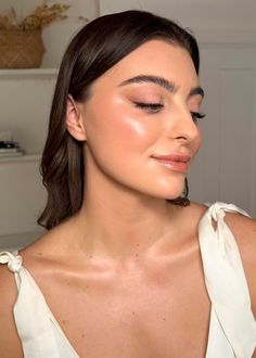 Bronze Natural Bridal Makeup, Bridesmaid Makeup For Fair Skin, Natural Brunette Bridal Makeup, Glowy No Makeup Look, Natural Bride Makeup Hazel Eyes, Brown Eye Bridal Makeup Natural Looks, Natural Wedding Makeup Plus Size, Glowy Bridal Makeup Brunette, Radiant Bridal Makeup