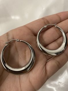 𝐒𝐭𝐚𝐢𝐧𝐥𝐞𝐬𝐬 𝐬𝐭𝐞𝐞𝐥 * 𝐭𝐚𝐫𝐧𝐢𝐬𝐡 𝐫𝐞𝐬𝐢𝐬𝐭𝐚𝐧𝐭 *  These essential silver hoops will go with every outfit! These are classic yet have a modern feel, they are the perfect addition to your everyday jewellery collection 🤍 * stainless steel plated with sterling silver * non tarnish and waterproof  * length: 40mm * Light enough for everyday use  * weight: 6g per hoop The hoops are beautiful wrapped up in tissue paper, sealed with a branded sticker, then gifted in a complimentary cu Real Silver Earrings, Silver Stainless Steel Hoop Earrings For Everyday, Everyday Silver Stainless Steel Hoop Earrings, Trendy Stainless Steel Hoop Earrings For Everyday, Trendy Small Hoop Stainless Steel Earrings, Trendy Silver Stainless Steel Hoop Earrings, Silver Hoops Outfit, Chunky Silver Jewellery, Silver Jewellry