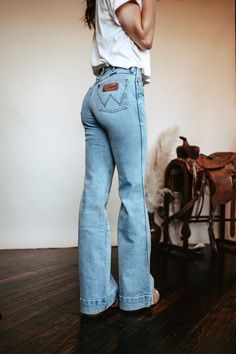 Flared Jeans Casual Outfit, Western Woman’s Outfits, Mexico City Outfit Ideas, Winter Clothes Ideas, Winter Country Outfits, Womens Western Outfits, All Denim Outfit, Winter Outfit Casual, Vestiti In Jeans