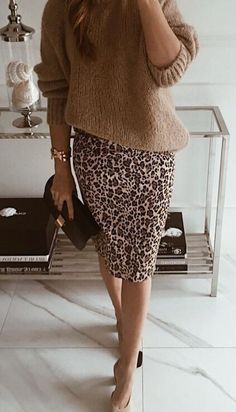 Chunky Sweater Business Casual, Pencil Skirt Outfits Casual Fall, Professional Photo Shoot Outfits, Skirts And Sneakers Outfit, Mode Over 50, Leopard Pencil Skirt, Edgy Elegance, Skirt Diy, Brown Knit Sweater