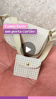 a small purse sitting on top of a pink pillow next to a wall with the words como fazer un porta cartao