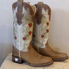 Brand New Embroidered Vintage Style Corral Boot. No Original Box. White Embroidered Western Boots, White Embroidered Snip Toe Boots, White Embroidered Round Toe Boots, Mexican Boots For Women, Mexican Boots, Corral Boots, Vintage Cowgirl, Hype Shoes, Western Boot