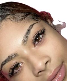 Pretty wet look lashes Eyeshadow With Eyelash Extensions, Eyelash Wet Look, Lashes Inspo Cat Eye, Wet Eyelash Look, Winged Lash Extensions, Very Natural Lash Extensions, Wet Volume Lash Extensions, Classic Wet Set Lashes, Wet Wispy Lashes