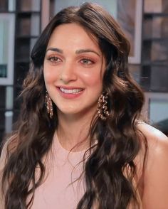 Indian Celebrity Hairstyles, Kiara Advani Hairstyles, Indian Skin Makeup, Indian Makeup Looks, Minimal Makeup Look, Indian Bride Makeup, Light Makeup Looks, Soft Makeup Looks