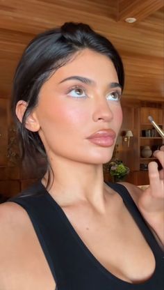 Kylie Jenner Makeup Natural, Kylie Jenner Eyebrows, Brown Hair Inspiration, Kendall Jenner Makeup, Dewy Makeup Look, Maquillage On Fleek, Jenner Makeup, Kyle Jenner, Face Art Makeup