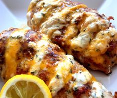 Hasselback chicken. Easy and delicious recipe using Chicken and your favorite cream cheese. Dinner or Lunch ready in just a few minutes! This easy recipe will make mealtime so much more better! Chicken Receipe, Recipe Using Chicken, Turkey Dishes, Yummy Chicken Recipes, Easy Cheesy, Poultry Recipes, Easy Delicious