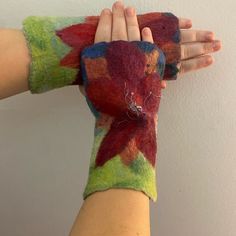 This Felted Wool Hand Warmers Are Super Soft And Structured. Fleets To Look Like A Flower, They Have Beads And Tinsel Sewn To The Center To Act As The Pistil. They Have A Raw Edge, Accept For The Thumb Whole. Awesome Accessory! Felted Christmas Ornaments, Felted Artwork, Wool Bracelet, Felt Scarf, Wet Felting, Felted Wool, Fantasy Fashion, Felting Projects, Mitten Gloves