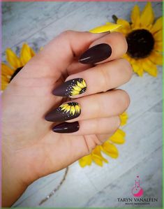 haw cool Sunflower Themed Nails, Black Sunflower Nails, Sunflower Nail Designs, Sunflower Nail, Yellow Nail Art, Summer Sunflower, Watermelon Nails