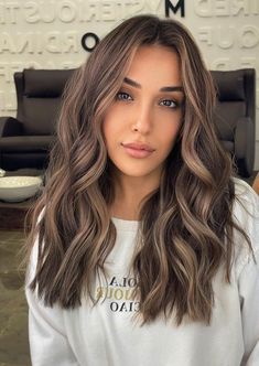 Discover the Best Spring 2024 Hair Color Highlights for Brunettes Spring Hair Color Trends, Brown Hair Looks, Brown Hair Inspo, Brunette Hair With Highlights, Spring Hair Color, Brunette Balayage Hair, Brown Hair Balayage, Trendy Hair Color