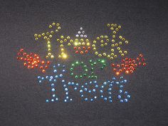 a group of beads that are on top of a black surface with the word bead written in it