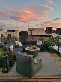 Rooftop garden, apartment living, rooftop terracce, terrace garden Big Balcony Decor Ideas, Townhouse Rooftop Deck, Large Rooftop Terrace, Big Terrace Ideas, Terrace Ideas Rooftop, Big Balcony Design, Large Balcony Ideas Apartment, Roof Deck Design, Large Balcony Ideas