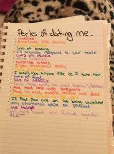 a notepad with writing on it that says perks of dating me