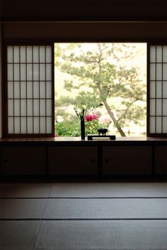 Japanese Window, Tatami Room, Japanese Home Design, Traditional Japanese House, Design Japonais, Japanese Room, Japanese Interior Design