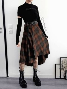 Gothic Long Skirt Outfit, Long Skirt Grunge Outfits, Punk Skirt Outfit, Grunge Long Skirt, Long Skirt Grunge, Top Reference, Skirt Reference, Grunge Skirt