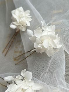 These bridal flower hair pins are perfect for minimalist wedding theme.It is made to order. Made with preserved everlasting real flowers. They are not silk, not artificial flowers. All flowers are natural and processed to last for years. Choice of Ivory/ Off White or Pure White Floral Hair Clip Wedding, Minimal Bride, Flower Hair Pins Wedding, Flower Hair Clips Wedding, Flower Bridal Hair, Floral Wedding Hair, Preserved Hydrangea, Flower Hair Pins, Floral Hair Pieces