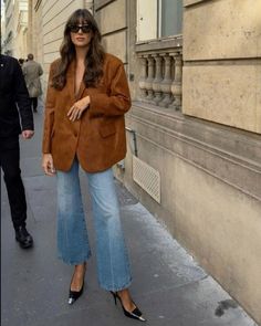 This camel brown suede blazer is seriously my new fall obsession! It’s the perfect mix of trendy and timeless, adding that luxe touch to any outfit. Whether you’re pairing it with jeans for a casual day out or dressing it up for a night out, it instantly elevates your look. I love how this blazer brings that chic, autumn vibe with minimal effort—it’s a total wardrobe staple this season!  Tap to shop yours.  #CamelSuedeBlazer #FallOutfit2024 #ChicBlazerStyle #TrendyFallFashion #EffortlessElegance #AutumnWardrobe #MinimalistChic Pointy Kitten Heels Outfit, Pre Fall Outfits, Style Casual Chic, Autumn Trends, Casual Chique, 2024 Style, Trendy Fall Outfits