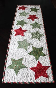 a table runner with red and green stars on it