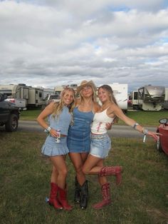 Styling Cowgirl Boots Outfit, Pilgrimage Festival Outfit, Country Concert Outfit Aesthetic, Lainey Wilson Concert Outfit, Country Concert Outfit Red Boots, Country Music Outfits Concert, Boots And Hearts Festival Outfits, Country Music Festival Outfits Summer, Country Jam Outfits