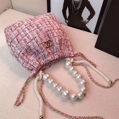 Diy Chanel Bag, Chanel Pearl Bag, Chanel Fabric Bag, Chanel Fabric, Shoulder Bag Pink, Sac Diy, Potli Bags, Embroidery Bags