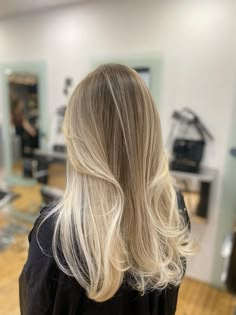 Creamy blonde balayage Blonde Balayage Blended, Soft Blond Balayage Brunettes, Creamy Blonde Highlights On Dark Hair, Creamy Blond Balayage, Natural Bright Blonde Balayage, Long Dark Roots Blonde Hair, Subtle Dimensional Blonde, Blonde Hair Salon Ideas, Blended Blonde Hair Balayage