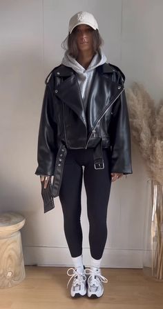 Athleisure Outfits Leather Jacket, Outfit Ideas For Autumn 2024, Comfy Leather Jacket Outfit, Philly Outfits Fall, Sweats And Leather Jacket Outfit, New York Street Style 2023 Winter, Leggings Outfits Aesthetic, Cute Athleisure Outfits Winter, Cute Winter Outfits Cold Weather