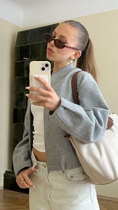 #ootd #summer #summerstyle #riga #longchamp Preppy Sweater Outfits, Australian Winter Fashion, Outfits Los Angeles, Autumn Outfit Ideas, Aesthetic Overalls Outfit, Ireland Fashion, Oversized Grey Sweater, Longchamp Bag, California Outfits