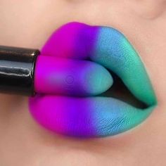 Lipstick Ideas Creative, Creative Lip Makeup, Cool Lipstick Designs, Rainbow Lipstick, Rainbow Lip Gloss, Lips Inspiration, Rainbow Lips