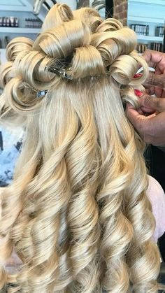 Pin Curls Aesthetic, Hairstyles Rollers, Pin Curls Long Hair, Hair In Curlers, Curls Long Hair, Hairstyles Curls, Curls For Long Hair, Pin Curls, Hair Curler