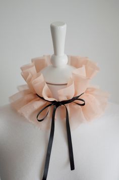 Rüschenkragen aus rosa Organza Stoff. Mit schwarzem Band beendet. Der Kragen ist leicht ausgefranst, um einen leichteren und zarteren Look zu erzielen. Abnehmbarer Kragen. -Neck Rüsche GRÖSSE SMALL Breite - 16 cm | 16 cm Länge - 34 cm | 33 cm 100% Organza-Polyester -Halsrüsche GRÖSSE MITTEL Breite - 17 cm | 16 cm Länge - 38 cm | 38 cm 100% Organza-Polyester Pflege: sehr schonende Handwäsche mit Flüssigwaschmittel. Nicht bügeln. Handgefertigt in unserem Atelier Hergestellt in Spanien Die tatsächliche Farbe kann wegen Computereinstellungen vom Bild abweichen. Vielen Dank für Ihren Besuch in unserem Shop! Bitte kontaktieren Sie uns bei Fragen. Wir sind hier, um mit allem zu helfen, was wir können Es. Ein schöner Volant mit Organzaband. Es ist mit einem schwarzen Gesicht. El Cuello ist ligeram Organza Collar, Mardi Gra, Pink Collar, Pink Collars, Pink Parties, Ruffle Collar, Farmers Market