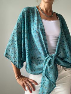 Beautiful light silk top madein one free size with loos wide kimono sleeve and easy front tie  MEAESURE Free size  MATERIAL *crepe silk  Thank you for looking Manche, Art Sewing, Sleeve Bolero, Short Sleeve Kimono, Bohemian Mode, Light Silk, Mode Boho, Wrap Crop Tops, Short Kimono